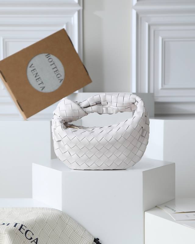 原厂皮 Bottega Veneta. 最新款编织打结Hobo 顶级小羊皮皮质很软，包形独特特别实用耐装，保留了传统的编织元素的同时多了几分张扬～ 采用羊皮手工