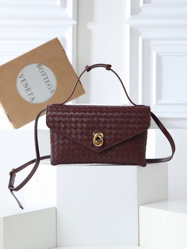 正品级 正品级Bv早春新包Knot Lock新系列火热上市 整个包型以10毫米的Intrecciato编织工艺呈现,搭配Knot绳结X3的旋转纽扣是各种场合都可 正品级 正品级Bv早春新包Knot Lock新系列火热上市 整个包型以10毫米的Intrecciato编织工艺呈现,搭配Knot绳结X3的旋转纽扣是各种场合都可