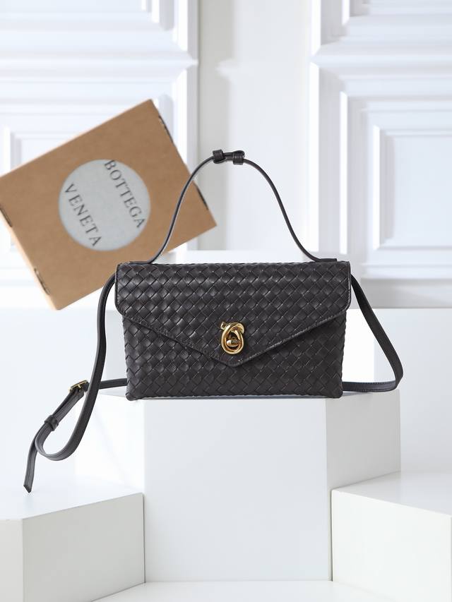 正品级 Bv早春新包Knot Lock新系列火热上市 整个包型以10毫米的Intrecciato编织工艺呈现，搭配Knot绳结X3的旋转纽扣是各种场合都可以使用