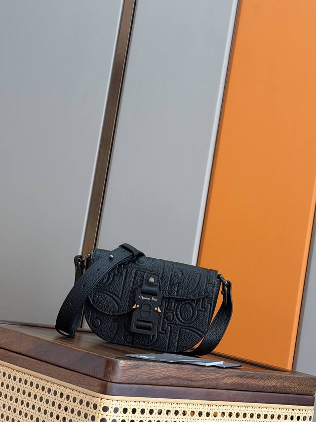 正品级 ，高版本 [正品开发顶级原单] 这款马鞍手拿包附有肩带，是二零二五春季男装系列推出的新款单品，采用时尚的设计，彰显精致的优雅气质，为经典的马鞍系列提升格