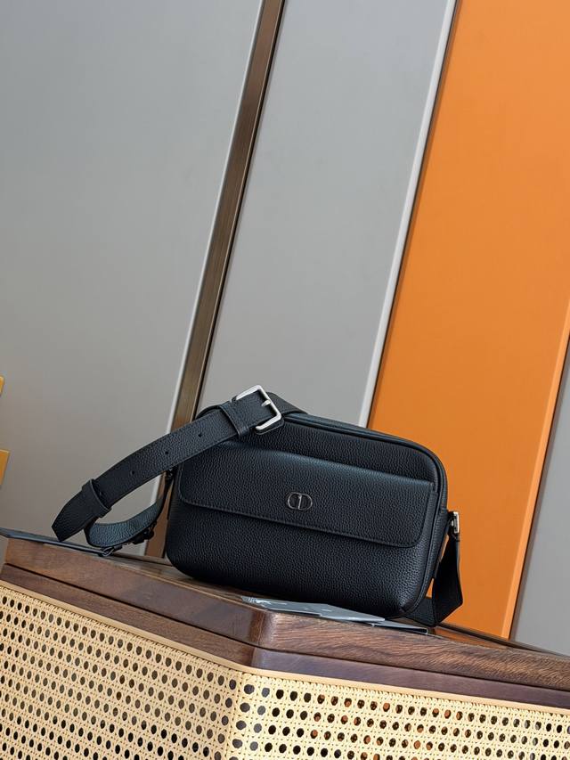 正品级 ，高版本 [正品开发顶级原单]这款 Cd Icon 拉链信使包是二零二五冬季男装系列新品，简约设计，彰显 Dior 精湛工艺。采用黑色哑光粒面牛皮革精心