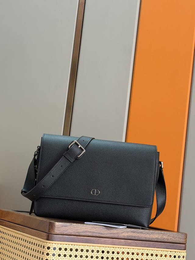正品级 ，高版本 [正品开发顶级原单] 这款 Cd Icon 信使包是二零二五冬季男装系列新品，简约设计，彰显 Dior 精湛工艺。采用黑色哑光粒面牛皮革精心制