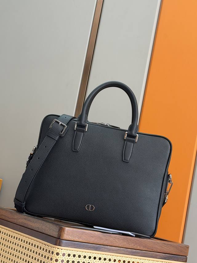 正品级 [正品开发顶级原单] 这款 Cd Icon 拉链公文包是二零二五冬季男装系列新品，简约设计，彰显 Dior 精湛工艺。采用黑色哑光粒面牛皮革精心制作，正