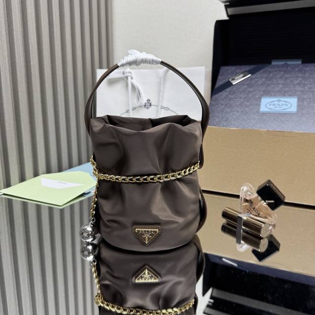 正品级 顶级原单 新品走秀款1Be088发财小水桶这款发财小水桶采用进口尼龙布料和进口小牛皮，独特加衬尼龙打造设计，顶级五金，容量空间大。出街通过勤最百搭的包包