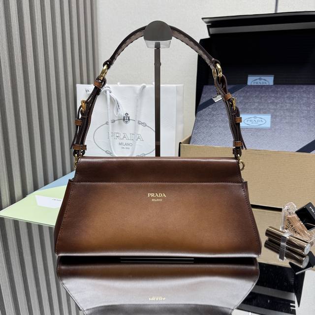 正品级 顶级原单 2025秋冬新款 皮手柄1Bc262 Enchané手袋以复古魅力的廓形为特色，实用且现代的结构重新演绎。经典的女性化造型通过柔和廓形得到丰富