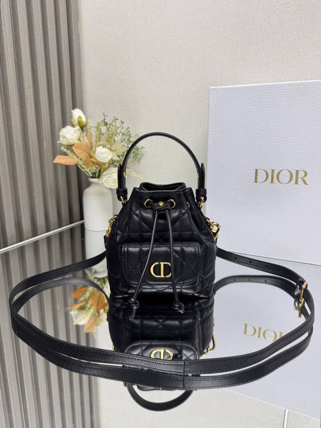 正品级 ,高版本 这款微型 Dior Caro 水桶包是二零二五秋季成衣系列新品,彰显时尚优雅风范。采用黑色羊皮革精心制作,饰以超大藤格纹缉面线,设有一个抽绳隔 正品级 ,高版本 这款微型 Dior Caro 水桶包是二零二五秋季成衣系列新品,彰显时尚优雅风范。采用黑色羊皮革精心制作,饰以超大藤格纹缉面线,设有一个抽绳隔