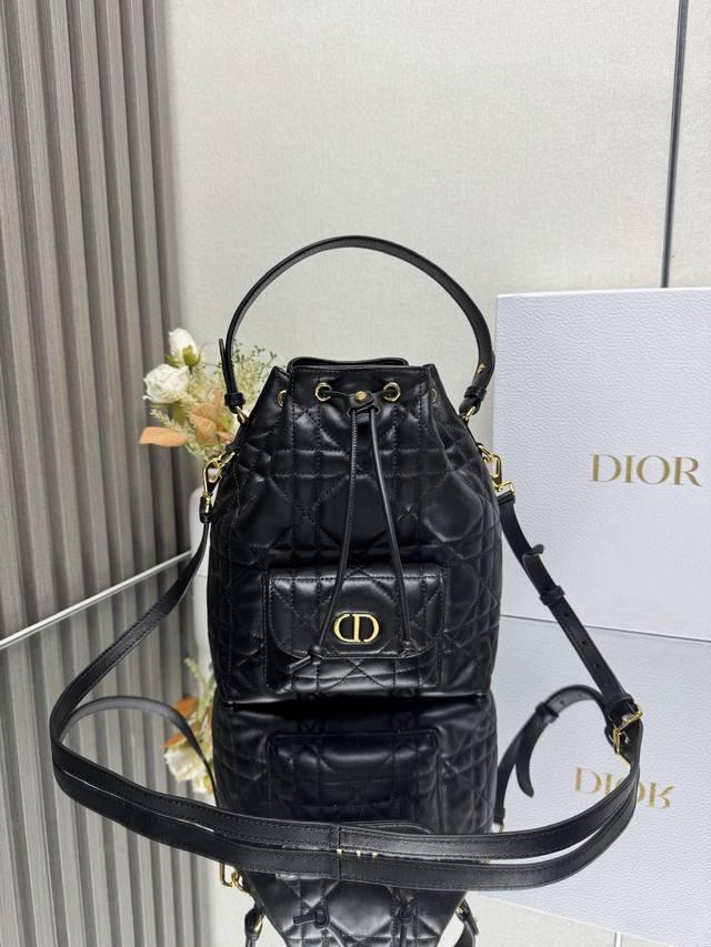 正品级 ，高版本 这款 Dior Caro 水桶包是二零二五秋季成衣系列新品，彰显时尚优雅风范。采用黑色羊皮革等材质精心制作，饰以超大藤格纹缉面线，带有宽敞的抽