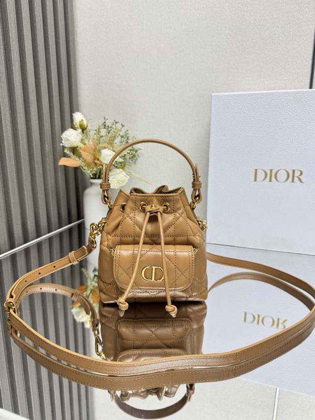 正品级 ,高版本 这款微型 Dior Caro 水桶包是二零二五秋季成衣系列新品,彰显时尚优雅风范。采用黑色羊皮革精心制作,饰以超大藤格纹缉面线,设有一个抽绳隔 正品级 ,高版本 这款微型 Dior Caro 水桶包是二零二五秋季成衣系列新品,彰显时尚优雅风范。采用黑色羊皮革精心制作,饰以超大藤格纹缉面线,设有一个抽绳隔