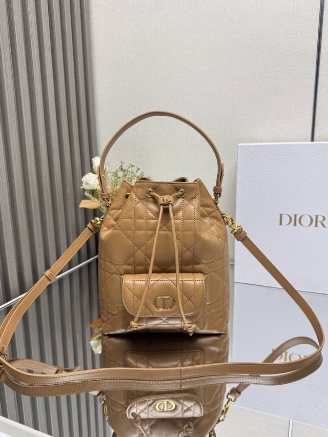 正品级 ,高版本 这款 Dior Caro 水桶包是二零二五秋季成衣系列新品,彰显时尚优雅风范。采用黑色羊皮革等材质精心制作,饰以超大藤格纹缉面线,带有宽敞的抽 正品级 ,高版本 这款 Dior Caro 水桶包是二零二五秋季成衣系列新品,彰显时尚优雅风范。采用黑色羊皮革等材质精心制作,饰以超大藤格纹缉面线,带有宽敞的抽
