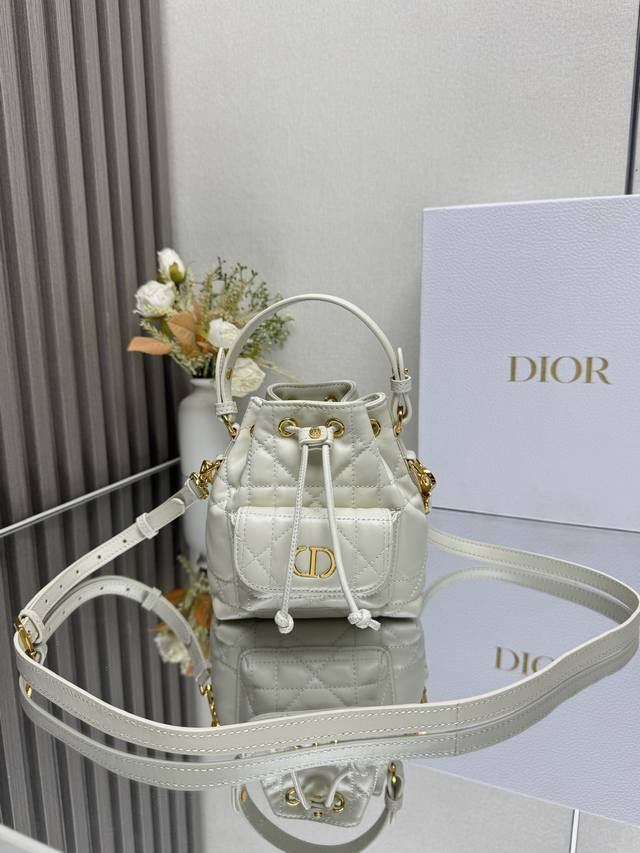 正品级 ,高版本 这款微型 Dior Caro 水桶包是二零二五秋季成衣系列新品,彰显时尚优雅风范。采用黑色羊皮革精心制作,饰以超大藤格纹缉面线,设有一个抽绳隔 正品级 ,高版本 这款微型 Dior Caro 水桶包是二零二五秋季成衣系列新品,彰显时尚优雅风范。采用黑色羊皮革精心制作,饰以超大藤格纹缉面线,设有一个抽绳隔