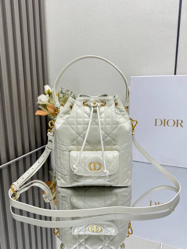 正品级 ,高版本 这款 Dior Caro 水桶包是二零二五秋季成衣系列新品,彰显时尚优雅风范。采用黑色羊皮革等材质精心制作,饰以超大藤格纹缉面线,带有宽敞的抽 正品级 ,高版本 这款 Dior Caro 水桶包是二零二五秋季成衣系列新品,彰显时尚优雅风范。采用黑色羊皮革等材质精心制作,饰以超大藤格纹缉面线,带有宽敞的抽