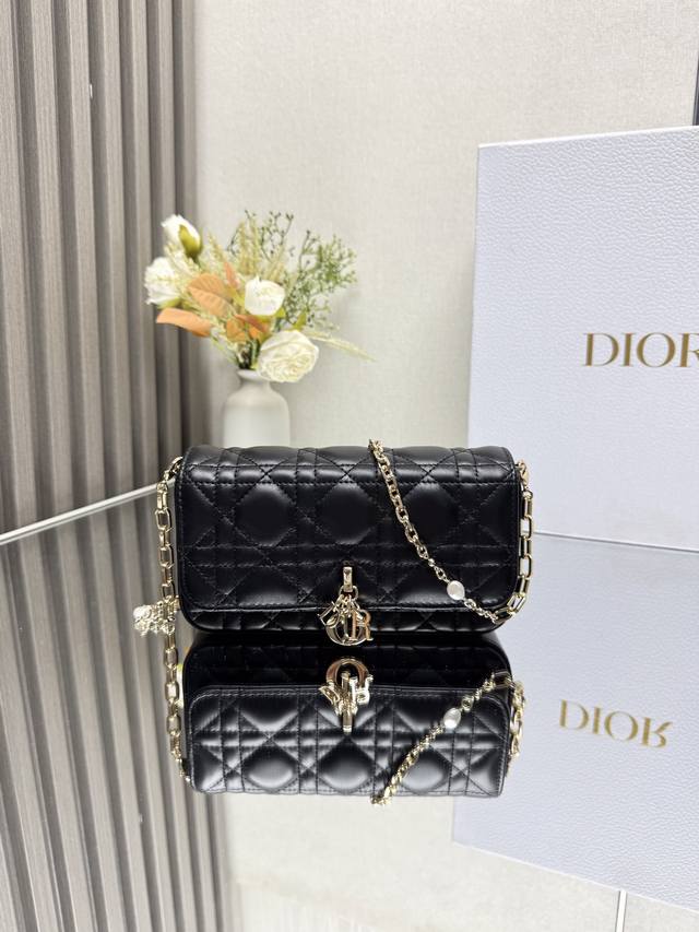 正品级 ，高版本 黑色羊皮现货 最新珍珠链条包标志性的藤纹格，经典的字母吊饰 搭配柔软的羊皮，优雅又时尚 ，亮点在于绝美的珍珠链条 ，令整个包更加的精致，内里多