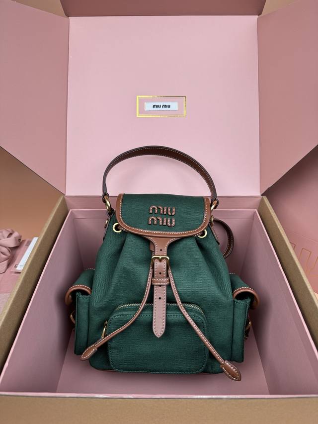 原厂皮 ，配图片包装 特级五金原厂皮 帆布和牛皮革双肩包～绿色 这款帆布与皮革双肩背包采用校园风设计，让人想起童年，融合精湛工艺与休闲态度。别致的多口袋设计彰显