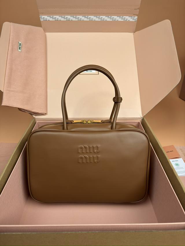 原厂皮 ，配图片包装 特级五金原厂皮 Beau牛皮革手提包 单肩包～棕色 新版公文包 这款Beau手提包采用柔软光滑牛皮革，镀金色五金配件等精致细节格外出众，压