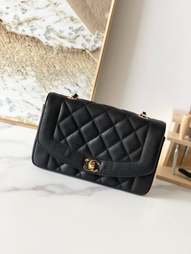 Chane中古Cf链条包 黑色 球纹 软软糯糯的牛皮搭配金色五金绝对是精致、特立又独行！感觉像背着个有故事的古董包 出门特别有范儿 皮链搭配 手提斜挎随意切换