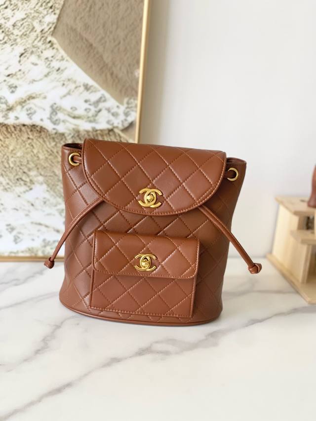 Chanevintage双肩包 毫不夸张的说 这是一款可以传宗接代的Vintage背包！经典双C Logo、菱格纹 搭配金色金属 皮链肩带质感十足 小羊皮柔软细