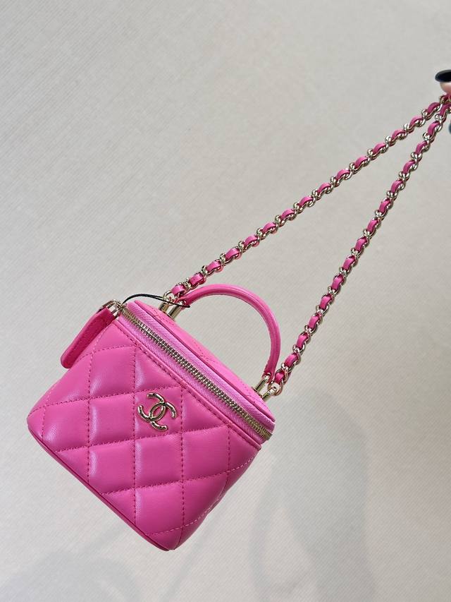 大号 、小号880 2198 2199 超小的包,不是为了装东西,是为了好看而诞生的!这两年精致仿佛已经成了一种趋势。Mini的Size也太抓我心了~经典的菱格 大号 、小号880 2198 2199 超小的包,不是为了装东西,是为了好看而诞生的!这两年精致仿佛已经成了一种趋势。Mini的Size也太抓我心了~经典的菱格