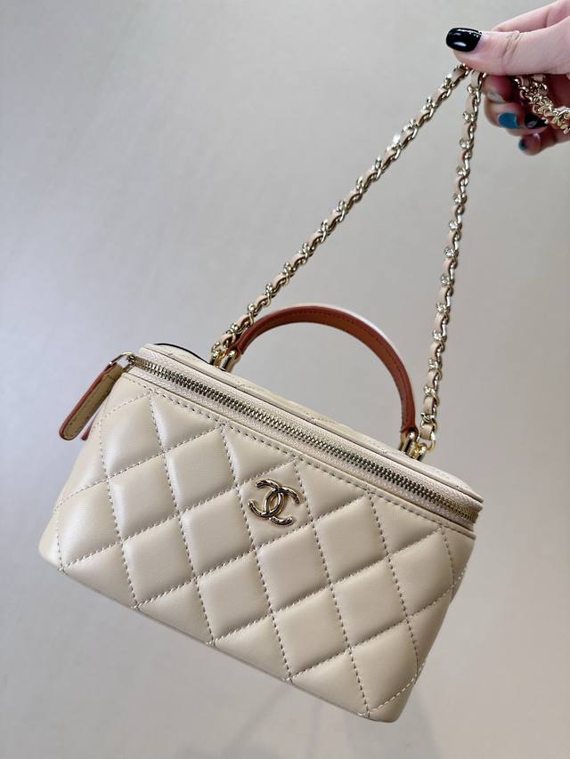 大号 、小号880 2198 2199 方正硬挺的版型搭配柔软的羊皮一整个高级住，皮穿链条上面的小双C设计更是给造型注入不一样的趣味，氛围感细节感拉满～既精致又