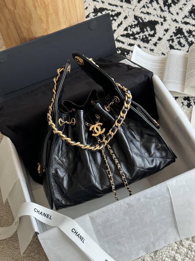 25C Hobo Bag 25Bag 原厂版 本季最爆系列必属25Bag Hobo 采用菱格纹路精致规整，增添立体感与时尚感。整体水桶造型简约大方，线条流畅，兼