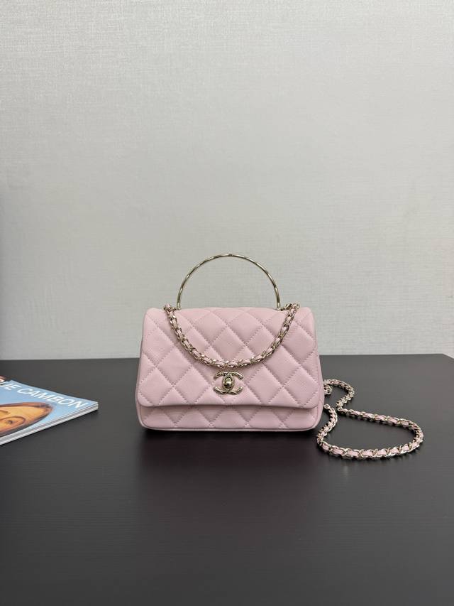 原厂皮 现货春夏 金属手柄口盖 棱格线金属手柄口盖包 独特的设计打破常规，时尚感拉满 随手一拎那优雅的气质就扑面而来 这简直就是一枚艺术品的存在啊 黑金百搭不挑