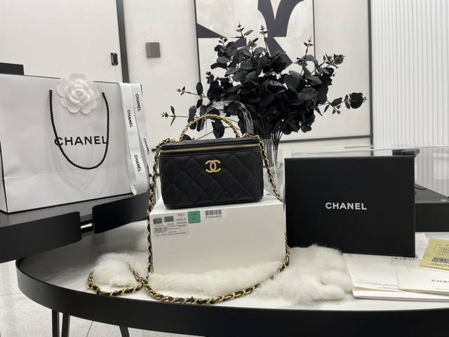 顶级老厂品质A68070球纹 22春夏｜字母手柄 第一眼看到就深深爱上 胎牛皮中球纹质感 首先就是耐磨耐造 颜值不必说 直接闭眼入不会错 很好打理 也是百搭型