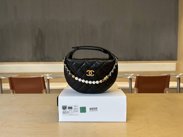 A96147 Chanel 25S珍珠链条呼啦圈包！这一季的炸街王炸单品终于来了！月牙包身配复古呼啦圈造型，拎手上直接贵气值拉满！链条上7颗珍珠Blingbli