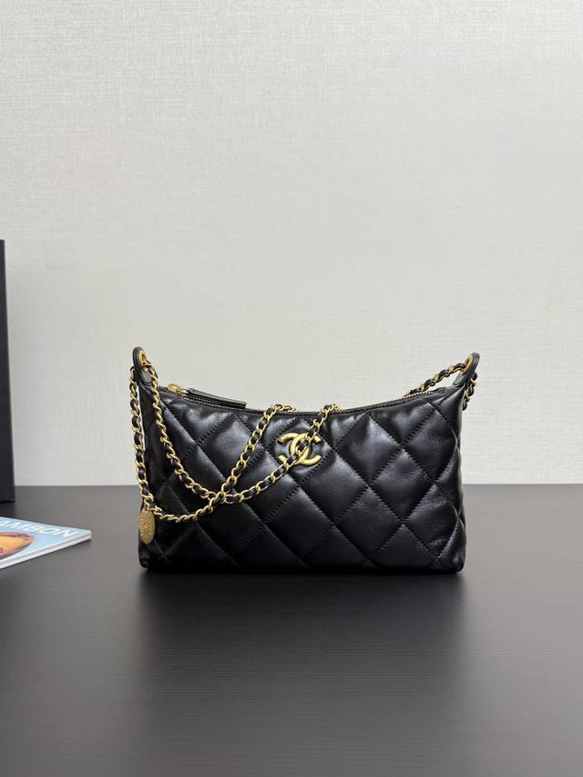 原厂皮 现货25S新款饺子包 Hobo腋下包。可以两链条手提，单链条腋下，不可双肩哦！！超级美～ 99465