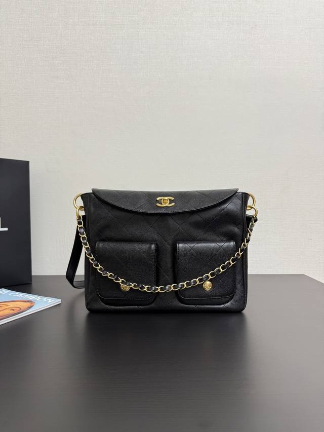 原厂皮 现货 25p邮差包Hobo作为大热门款强势返场 包包很轻复古风软软的 时髦时尚又实用 肩带可调节长短 可手拎 可单肩可腋下 荔枝牛皮材质 是酷女孩不容错