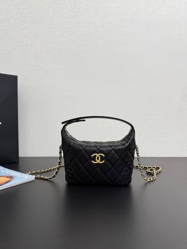 原厂皮现货25C饭盒包 绝对物超所值 容量特别棒 而且链条可以拆卸！长度很友好！想调节成单肩也没有问题 非常百搭的一款 尺寸：21*19*6*Cm99430