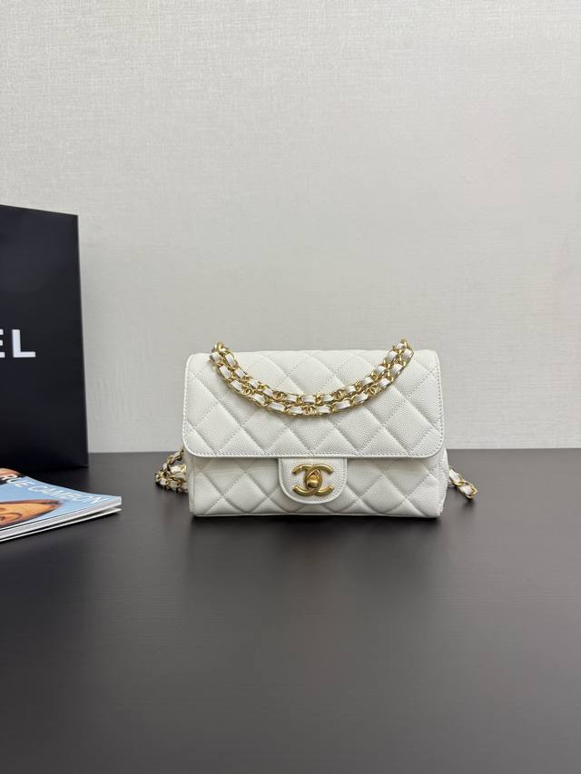 原厂皮 现货25p牛皮双链条 中号 上新立刻看中了,牛皮的可以斜挎可以手拎,感觉好完美,这只和方胖子差不多,比较轻巧,包身不是像Cf那样硬挺的,是软软的,容量只 原厂皮 现货25p牛皮双链条 中号 上新立刻看中了,牛皮的可以斜挎可以手拎,感觉好完美,这只和方胖子差不多,比较轻巧,包身不是像Cf那样硬挺的,是软软的,容量只