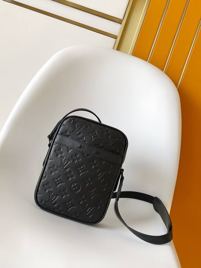 163C01 芯片 顶级原单M44972 采用柔软 Taurillon 皮革压印 Monogram 图案，哑光拉链与考究肩带来全新演绎 Danube 手袋。可调