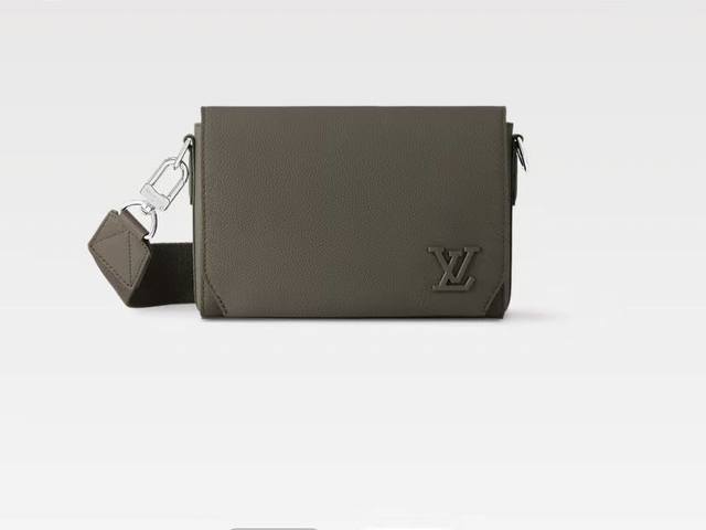 pM25125 绿色 变码芯片顶级原单 本款 Takeoff 小号邮差包取材牛皮革，以钝角翻盖和 Lv 标识延续 Lv Aerogram 系列的标志性元素。贴身