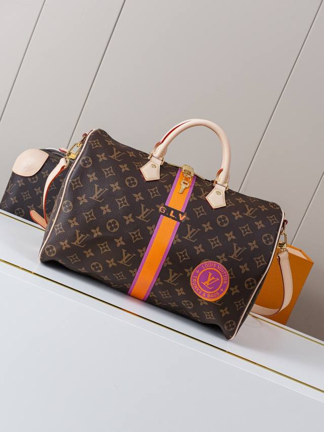 动态163C01芯片 p2490老花35顶级原单 独家背景实拍 Speedy 系列手袋原为 1930 年代的旅行者而设计，其名源于当时高速发展的捷运系统。本款