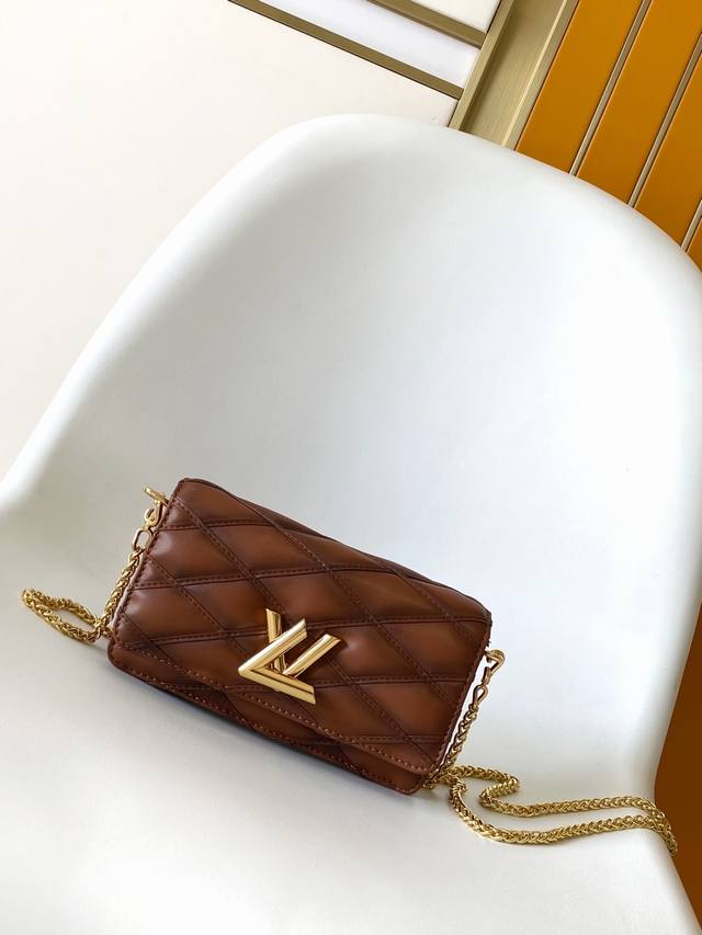 M13139黑色 M13841棕色 顶级原单 动态163 Wallet On Chain Go-14 手袋选用华美绗缝羊皮革延续品牌标志性笔触，以 Lv 扭锁点