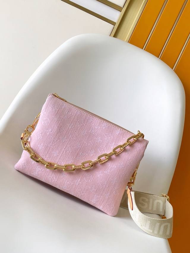 动态163顶级原单 M24564蓝色 M13313粉色 本款 Coussin 小号手袋以新季棉质丹宁吹袭清逸气息，依托漂白和砂洗工艺成就别致观感。搭配可拆卸铭纹