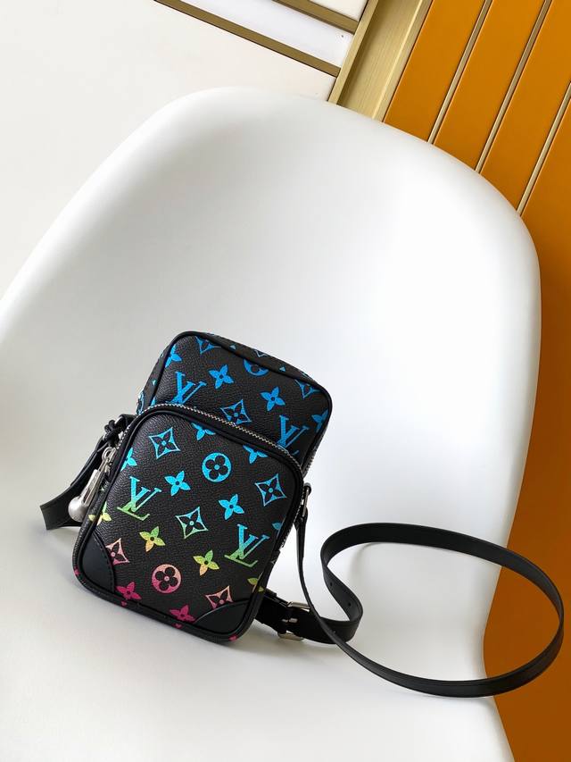 M13898 顶级原单 动态变码 在其最新系列中，pharrell Williams 重塑了 80 年代的 Amazone 斜挎包，以奢华细节对其进行了焕新升级