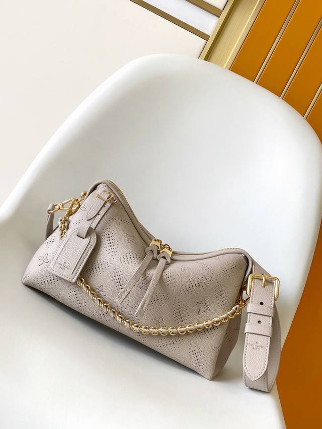 动态163M13157 顶级原单 动态变码 本款 Hand It All 小号手袋选用牛皮革演绎品牌 Bloom 元素，为穿孔 Monogram 图案融入花卉意