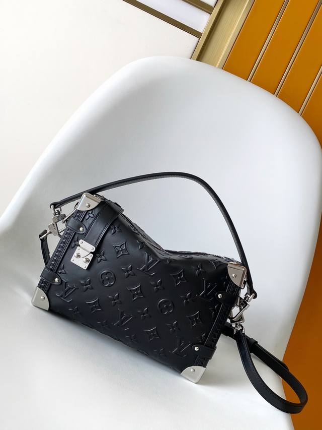 M14572黑色 M14571香槟色 顶级原单 动态163C本款 Side Trunk 中号手袋出自 Monogram Bold 系列，展现艺术总监 Nicol