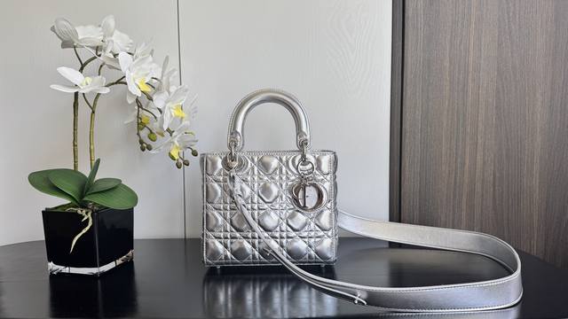 现货 原厂皮配羊筋绒内里Lady戴妃四格系列,春夏最新颜色,小清新风格,搭配最新的字母肩带,更是加分,字母配送6个,宝宝们可以随心挑选自己喜欢的扣子,不用一整套 现货 原厂皮配羊筋绒内里Lady戴妃四格系列,春夏最新颜色,小清新风格,搭配最新的字母肩带,更是加分,字母配送6个,宝宝们可以随心挑选自己喜欢的扣子,不用一整套