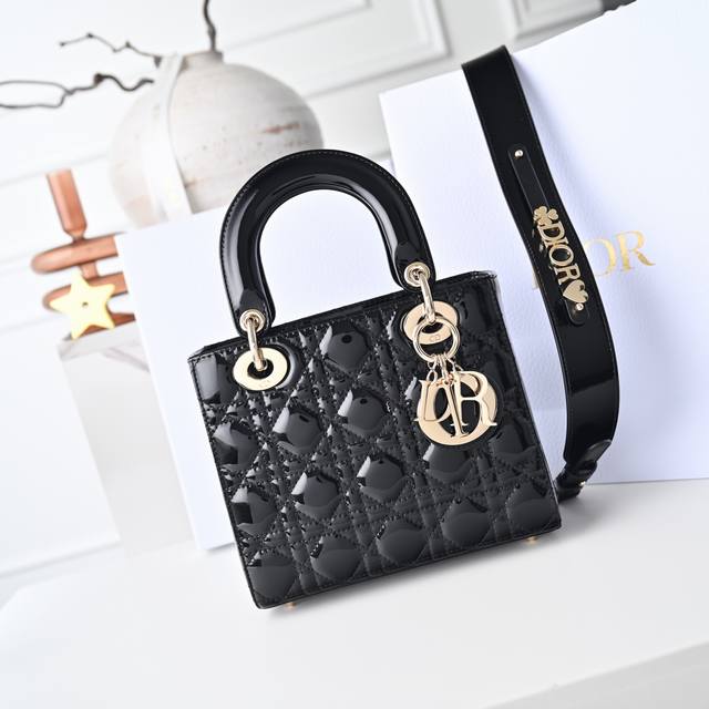 黑色My Abcdior四格漆皮藤格纹手提包,搭配可个性化宽肩背带,随赠6枚徽章,淡金色金属配饰,个性化宽肩背带,点缀Dior徽章,可手提亦可肩背或斜挎。 Si 黑色My Abcdior四格漆皮藤格纹手提包,搭配可个性化宽肩背带,随赠6枚徽章,淡金色金属配饰,个性化宽肩背带,点缀Dior徽章,可手提亦可肩背或斜挎。 Si