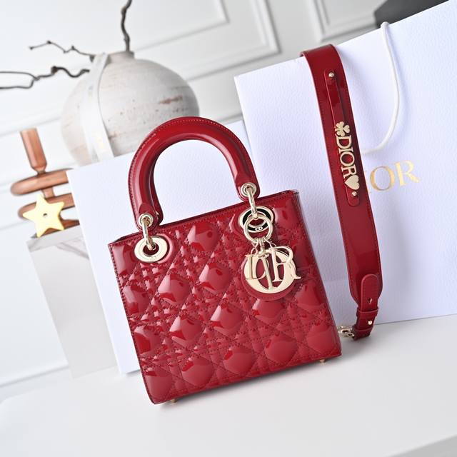 樱桃红My Abcdior四格漆皮藤格纹手提包，搭配可个性化宽肩背带，随赠6枚徽章，淡金色金属配饰，个性化宽肩背带，点缀Dior徽章，可手提亦可肩背或斜挎。 S