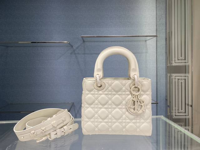 Lady Dior My 20Cm 四格磨砂徽章对典雅和美丽的深刻洞见。时髦而柔美,经久不衰而不失现代时尚。采用哑光牛皮革精心制作,以标志性的藤格纹针脚包覆,彰 Lady Dior My 20Cm 四格磨砂徽章对典雅和美丽的深刻洞见。时髦而柔美,经久不衰而不失现代时尚。采用哑光牛皮革精心制作,以标志性的藤格纹针脚包覆,彰