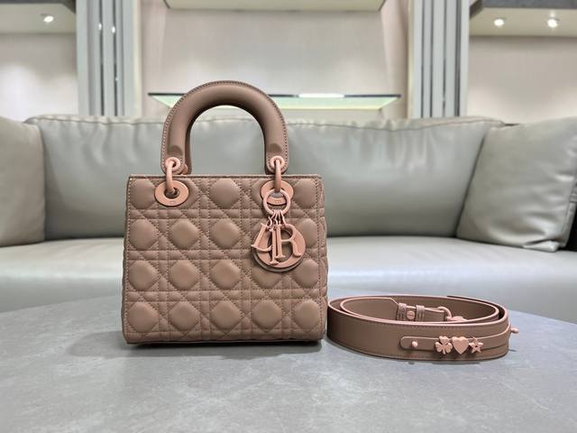 Lady Dior My 20Cm 四格磨砂徽章对典雅和美丽的深刻洞见。时髦而柔美，经久不衰而不失现代时尚。采用粉色牛皮革精心制作，以标志性的藤格纹针脚包覆，彰