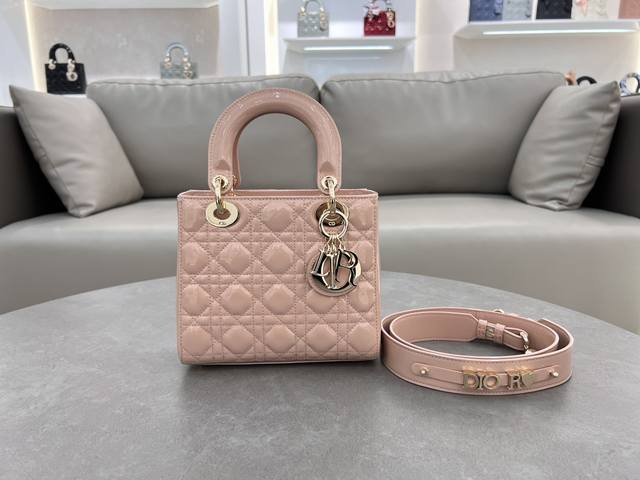 四格漆皮胭脂粉 Lady戴妃四格系列，春夏最新颜色，小清新风格，搭配最新的字母肩带，更是加分，字母配送6个， Size:20*8*17Cm 0504