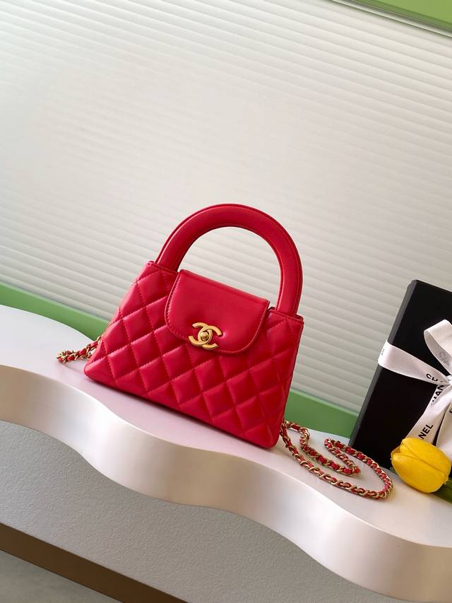 25B Kelly 时尚是一个轮回,大热门中古Kelly被Chanel重新设计焕发生机,中古Kelly以经典的手柄手提出名,在基础加上皮穿链肩带颠覆传统,更加随 25B Kelly 时尚是一个轮回,大热门中古Kelly被Chanel重新设计焕发生机,中古Kelly以经典的手柄手提出名,在基础加上皮穿链肩带颠覆传统,更加随