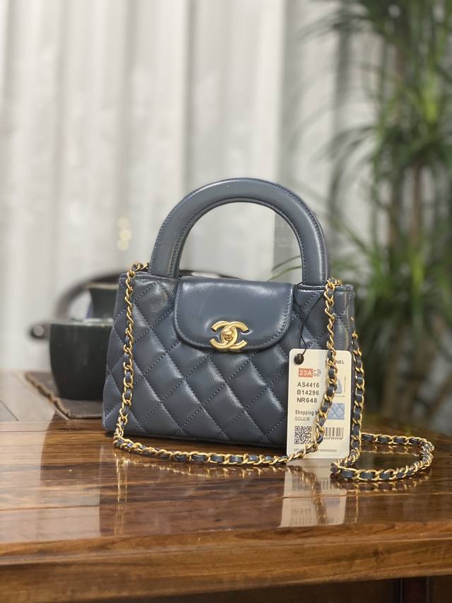 As4416 23K Kelly 凯莉 23K秋冬走秀爆款来袭 不仅衣服 包包也很多设计非常赞的款式，但是，我要说的是包包，真的很绝啊，感觉钱包要按不住了 Ke