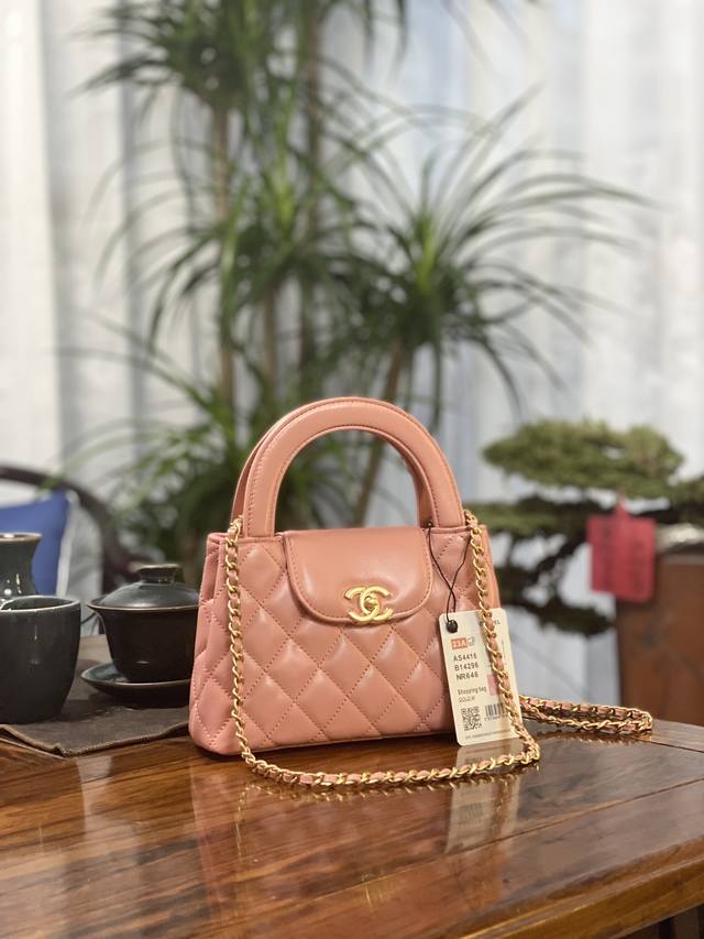 As4416 23K Kelly 凯莉 23K秋冬走秀爆款来袭 不仅衣服 包包也很多设计非常赞的款式，但是，我要说的是包包，真的很绝啊，感觉钱包要按不住了 Ke