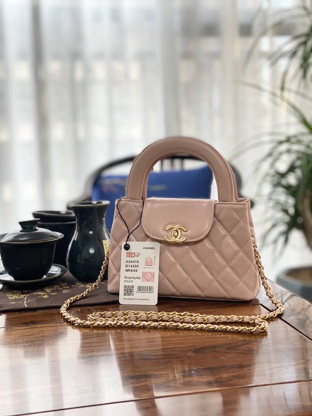 As4416 23K Kelly 凯莉 23K秋冬走秀爆款来袭 不仅衣服 包包也很多设计非常赞的款式，但是，我要说的是包包，真的很绝啊，感觉钱包要按不住了 Ke