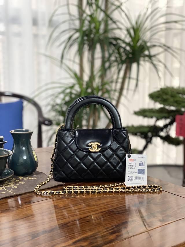 As4416 23K Kelly 凯莉 23K秋冬走秀爆款来袭 不仅衣服 包包也很多设计非常赞的款式，但是，我要说的是包包，真的很绝啊，感觉钱包要按不住了 Ke