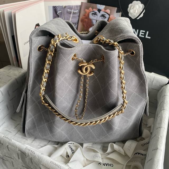 现货～大号 25C早春系列包包 的颜值又上了一个高度。 今天这款多口袋Hobo是这一季的风标，秀场推出后营销 的异常火热。多口袋的设计简直将随性慵懒感拉满，灰色